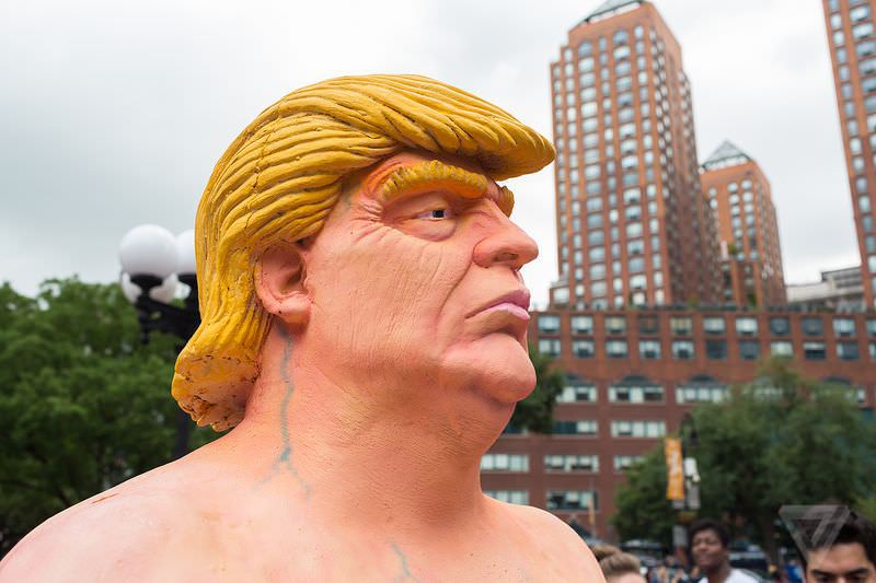 Colocan estatuas de Donald Trump desnudo alrededor de EE 