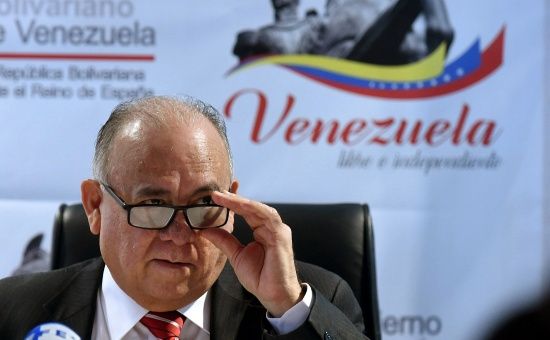 Maduro llama a consulta a embajador en Madrid… ¿Se acabaron las vacaciones de Mario Isea?