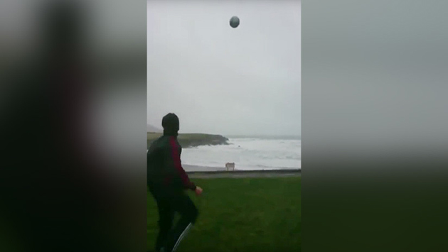 Osado momento en el que un futbolista desafía al huracán Eleanor (Video)