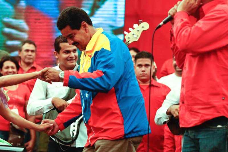 Nicolás acusa a Santos de «envidioso» porque él sí sabe bailar la Pollera Colorá (No es chiste)