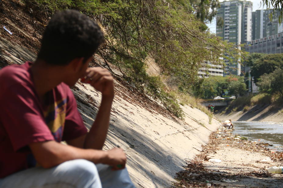 Personas se sumergen en el contaminado río Guaire ¿Qué buscan?
