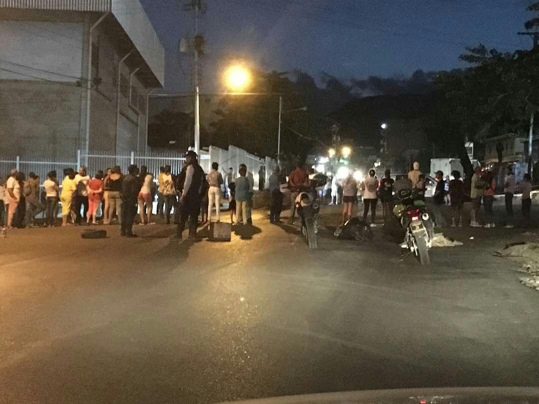 ¿Hay hambre en Venezuela?… Saquean camión de cambures en la capital de Guárico