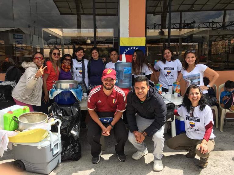 Venezolanos en Ecuador se solidarizan con quienes huyen de la crisis (Fotos)