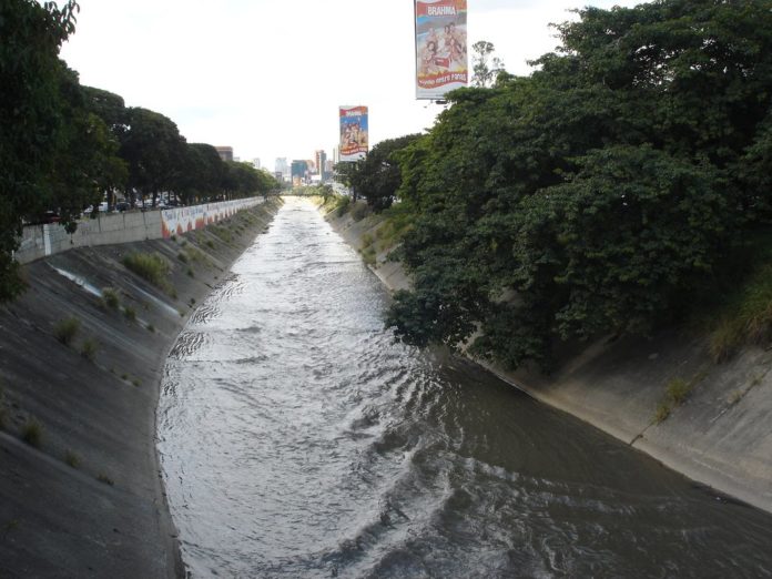 Niños pasan el Día de la Juventud entre las aguas putrefactas del río Guaire (Video)