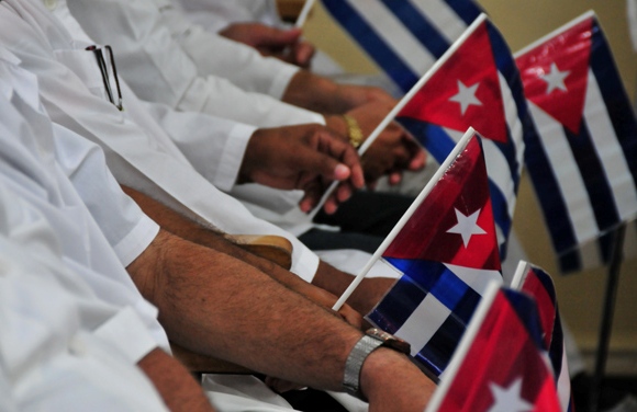 Hasta los médicos cubanos dejan el «pelero» en Venezuela por la crisis