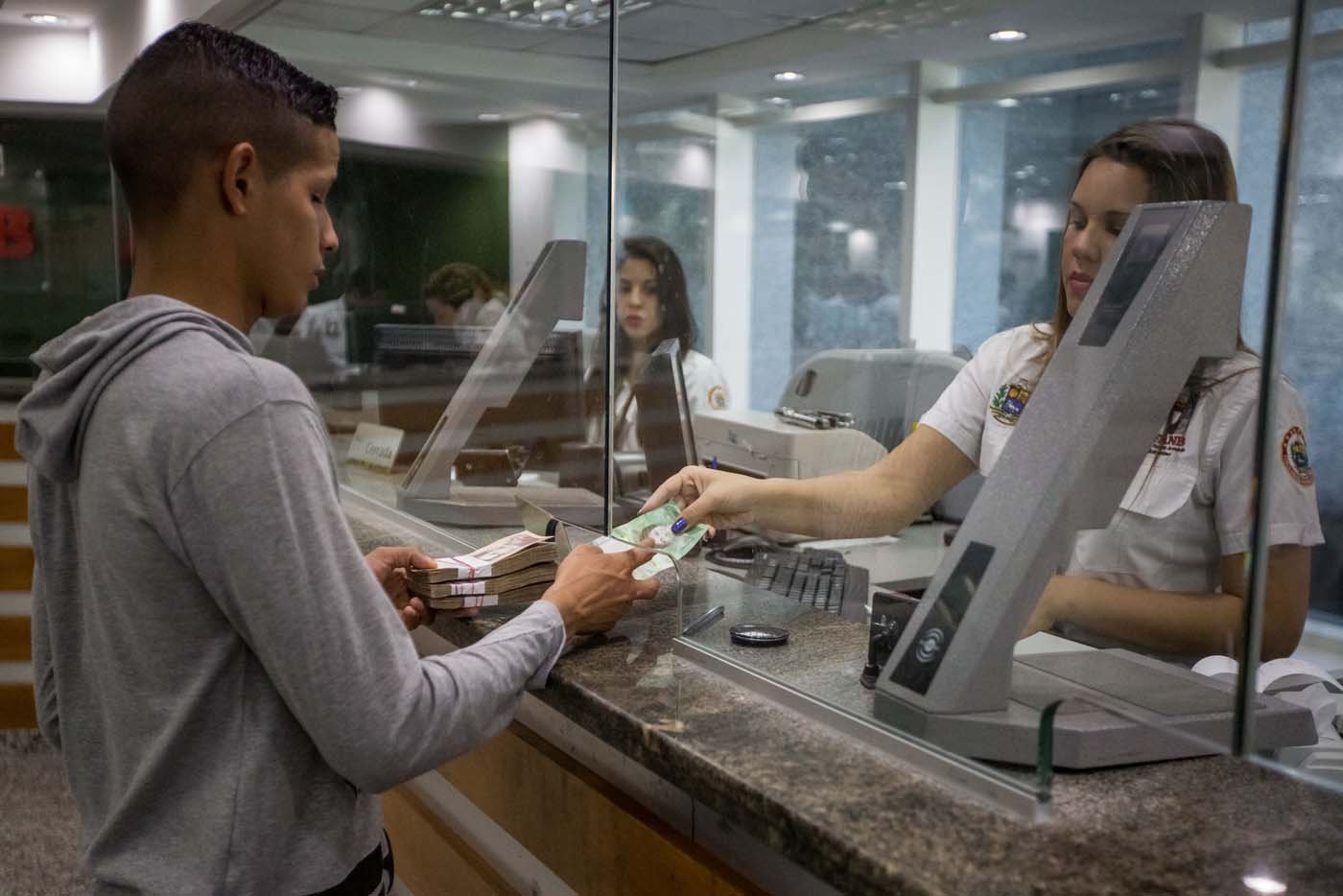 La historia sin fin en Venezuela titulada: Escasez de efectivo