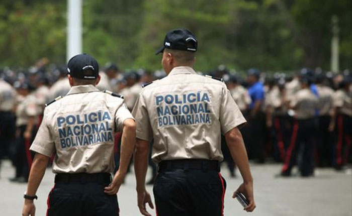 Policías buscan huir del país ante la crisis y el gobierno no los deja. ¿Dictadura?