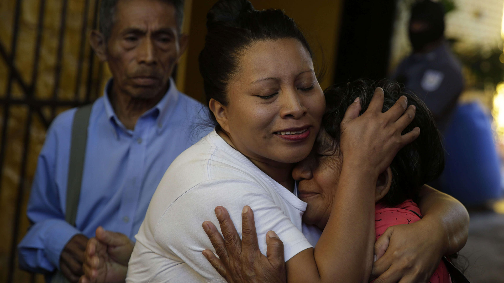 Mujer que abortó en El Salvador fue liberada después de 15 años de prisión