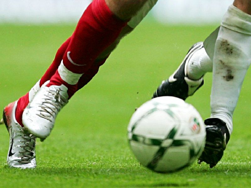 Futbolista se desplomó y murió en pleno partido (Video)
