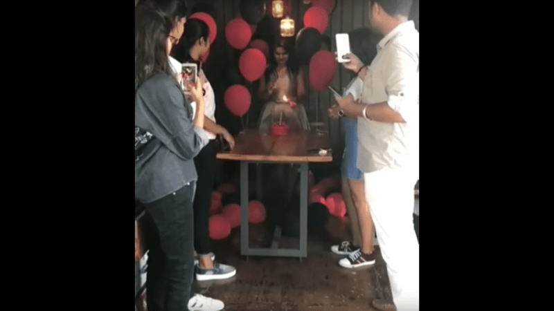 Video: Encendió su vela de cumpleaños y terminó «prendida» en llamas