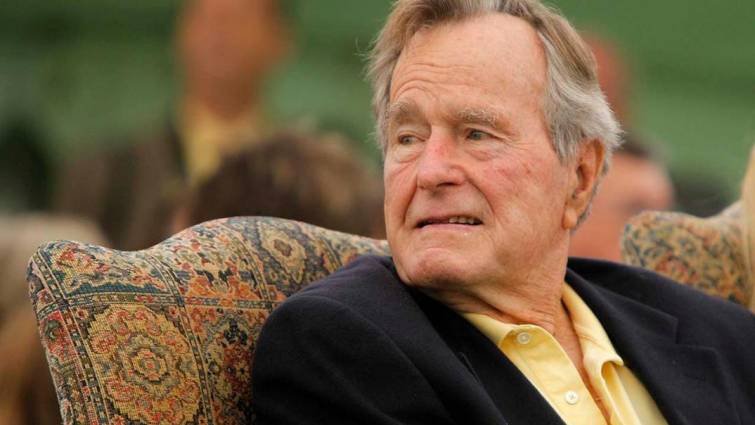 Hospitalizan a George Bush a 6 días de la muerte de su esposa