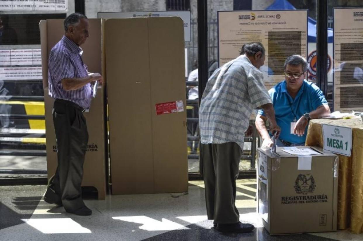 Colombianos votan en Venezuela en plena ola migratoria