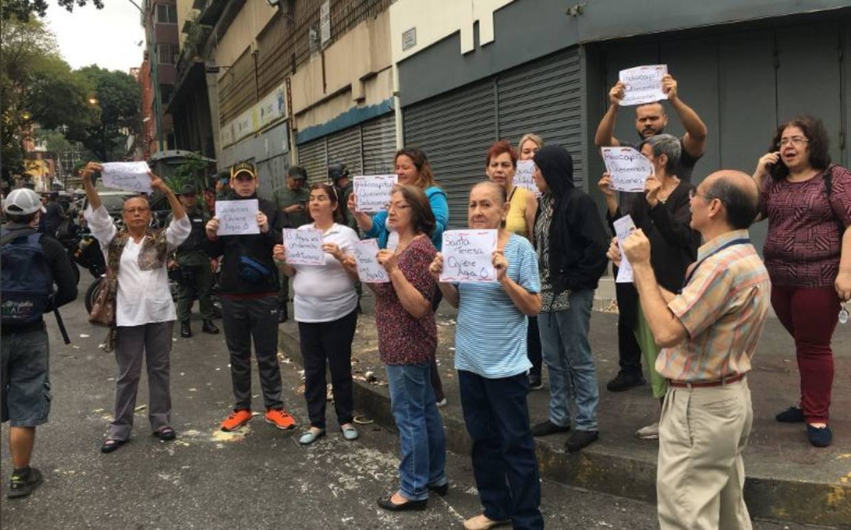 Vecinos de Caracas salen a protestar luego de dos meses sin agua