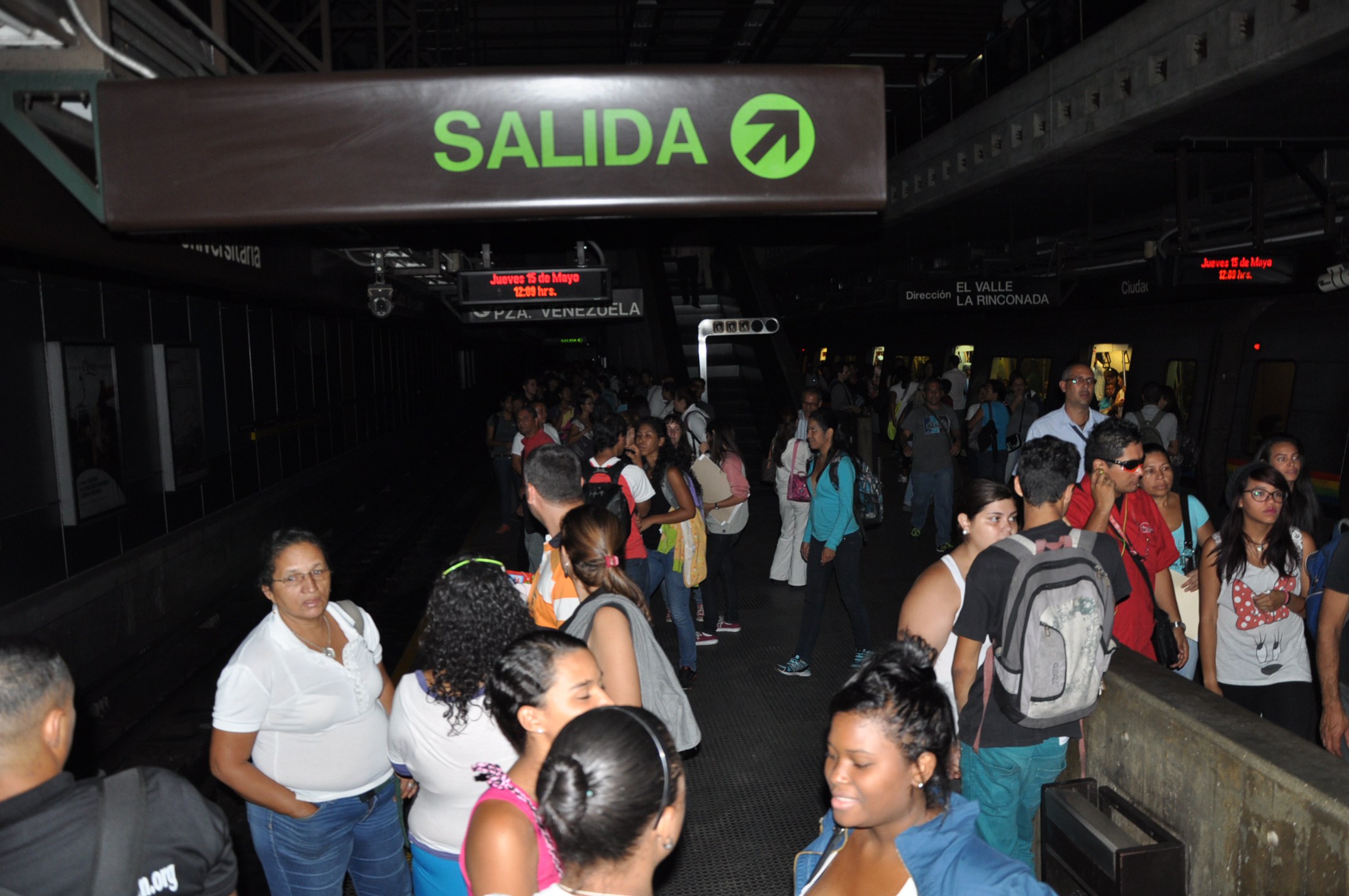 Metro de Caracas se queda sin energía y usuarios caminan en pleno túnel (Video)