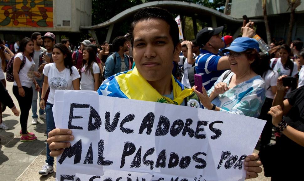 Cansados de tanta miseria: Enfermeros y profesores protestan por mejor salario