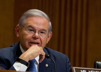 Senador Menéndez considera una «falla moral» el bloqueo de TPS para venezolanos