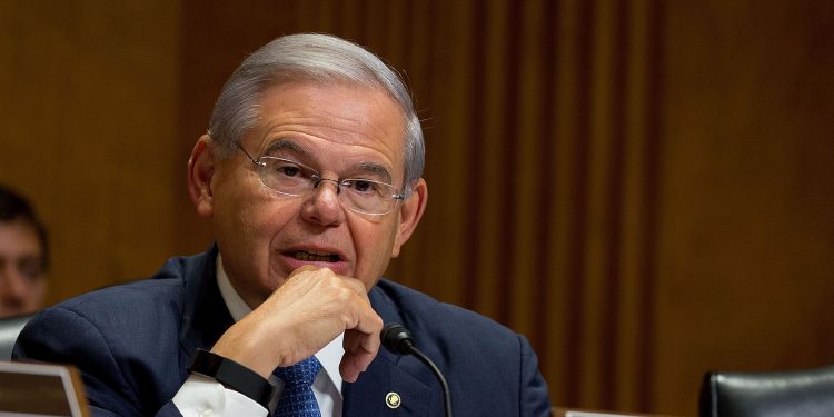 Senador Menéndez considera una «falla moral» el bloqueo de TPS para venezolanos