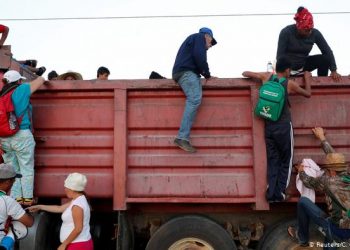 Más de 140 migrantes hacinados en un camión fueron rescatados por la policía mexicana