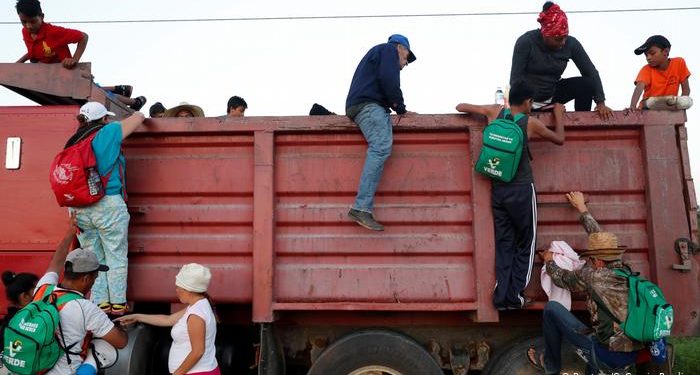 Más de 140 migrantes hacinados en un camión fueron rescatados por la policía mexicana