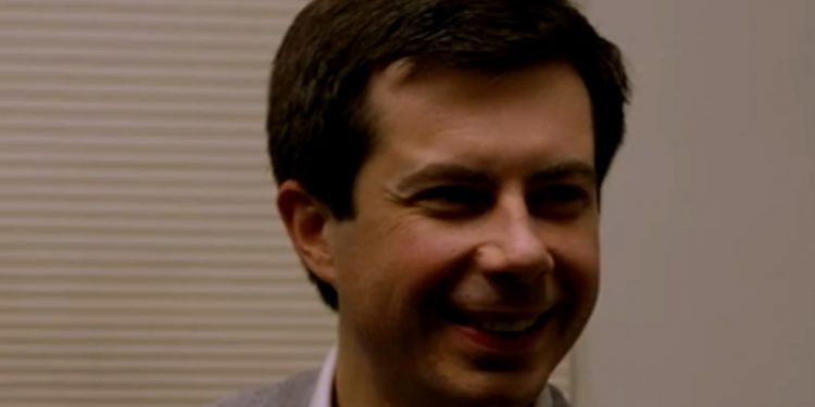 Candidato presidencial Pete Buttigieg recibe el apoyo de importante activista lésbica