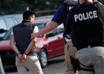 México ayuda a familiares de detenidos en redada de Misisipi