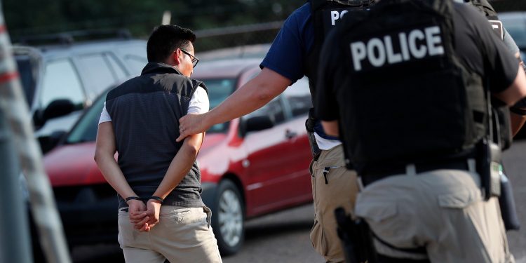 México ayuda a familiares de detenidos en redada de Misisipi
