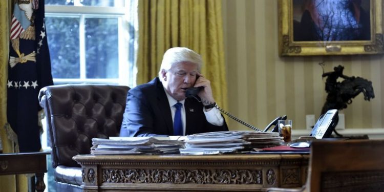 Misteriosas conversaciones entre Trump y un líder extranjero involucrarían a Ucrania