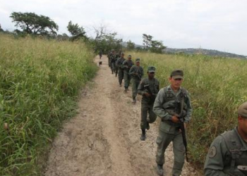 Ejército venezolano desplaza  habitantes de un pueblo fronterizo con Colombia