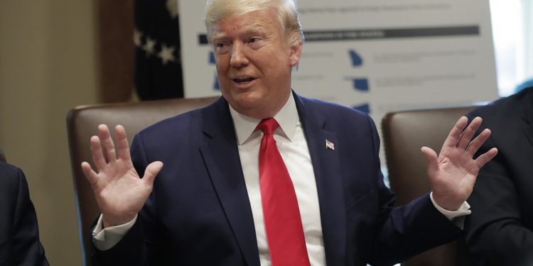 Trump niega informe según el cual está analizando reemplazo de Mulvaney