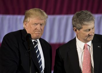 Trump monitorea a senadores republicanos mientras se avecina amenaza de juicio político