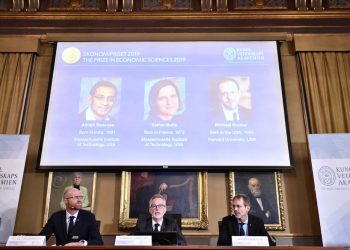 3 economistas que estudian lucha contra pobreza mundial ganan el Premio Nobel