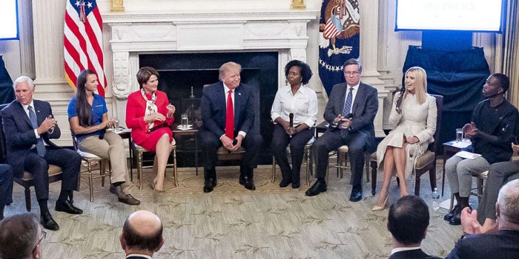 Joven de Florida que fue elogiado por Trump en la Casa Blanca ahora está tras las rejas