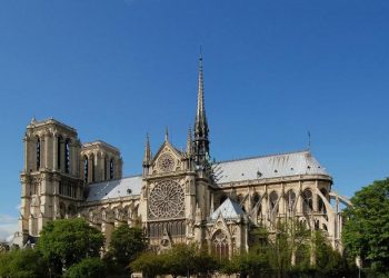 Catedral de Notre Dame sería destruida en 2016 por cinco musulmanas