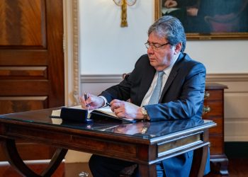 Holmes Trujillo es el nuevo ministro de Defensa en Colombia