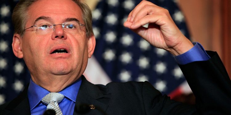 Senador Menéndez: Trump usa política exterior para su beneficio político y no de EEUU