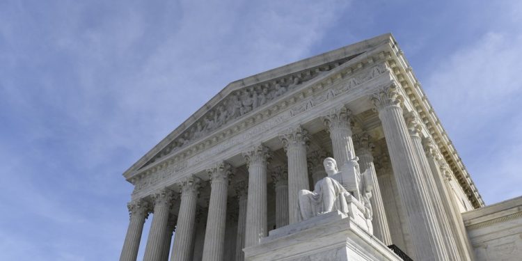 Futuro de 660.000 inmigrantes “Dreamers” está en manos de jueces de la Corte Suprema