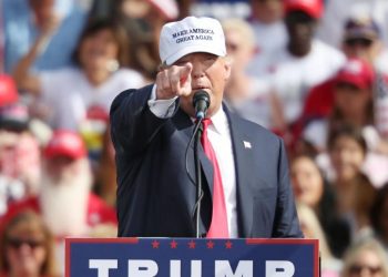 Departamento de Justicia no encontró evidencia de que FBI espió campaña de Trump en 2016