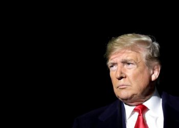 Denunciante que provocó investigación contra Trump se ofrece a hablar con republicanos