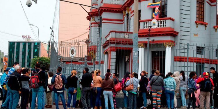 Extraoficial: Maduro ordena cerrar cuatro consulados y una embajada por falta de fondos