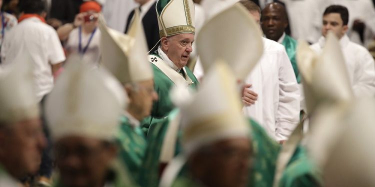 Sacerdotes católicos casados dan inicio a un nuevo debate mundial