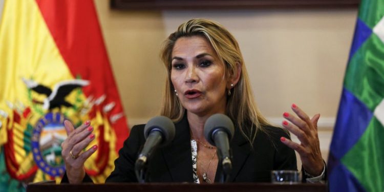 Gobierno interino de Bolivia rompe relaciones con Venezuela