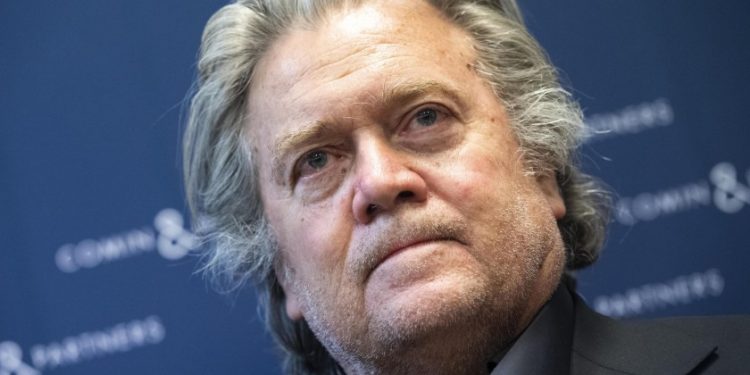 Steve Bannon: Campaña de Trump en el 2016 veía a Roger Stone como enlace con WikiLeaks