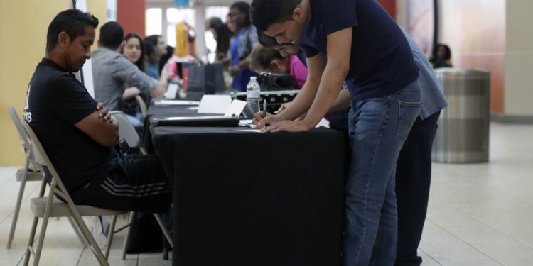 EEUU generó 128.000 empleos en octubre pese a huelga de General Motors