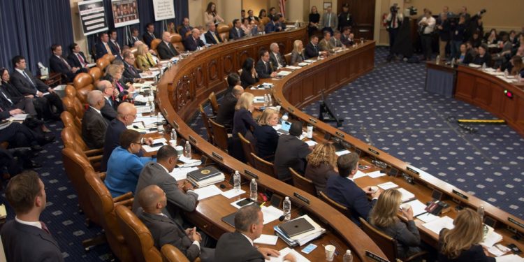 Comisión judicial de la Cámara Baja aprueba los dos cargos de juicio político contra Trump
