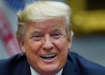 Trump firma acuerdo comercial que detiene entrada en vigor de aranceles a China