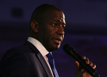 Gillum reclama 100 mil nuevos votantes en Florida, pero los números no cuadran