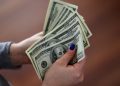 Aumento del salario mínimo a $15 por hora afectaría cuidado infantil en Florida