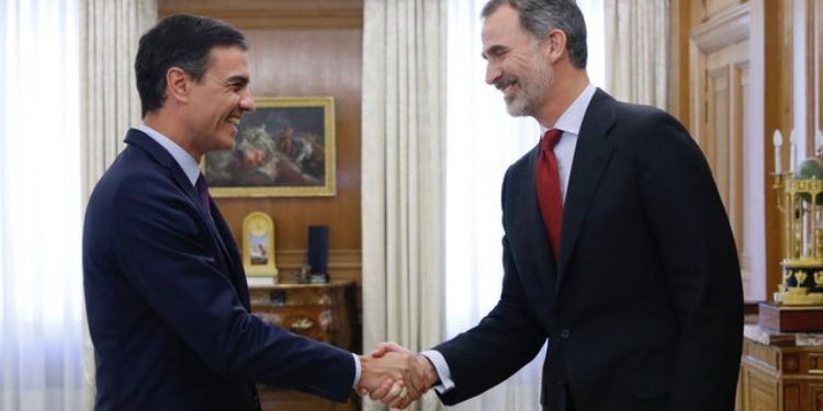 El Rey de España pide a Sánchez que intente formar gobierno mientras el PSOE negocia acuerdos