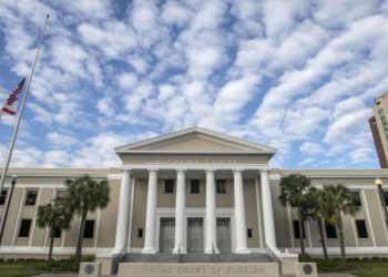 Corte Suprema de Florida dictamina que exconvictos deben pagar multas para votar
