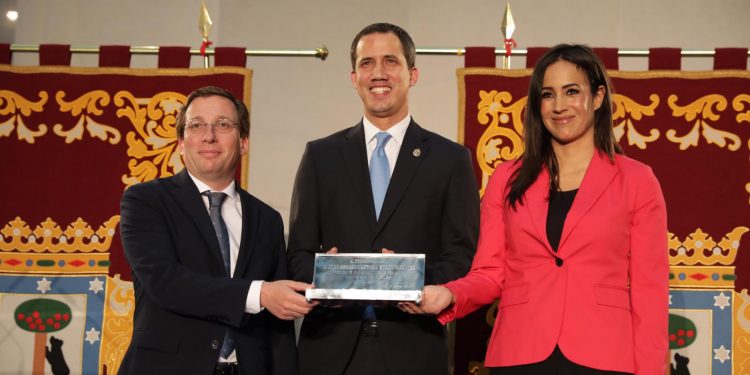 Guaidó finaliza su gira en Madrid con las Llaves de Oro